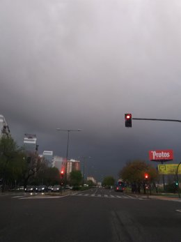Avenida Kansas City de Sevilla con nubes y amenaza de lluvia