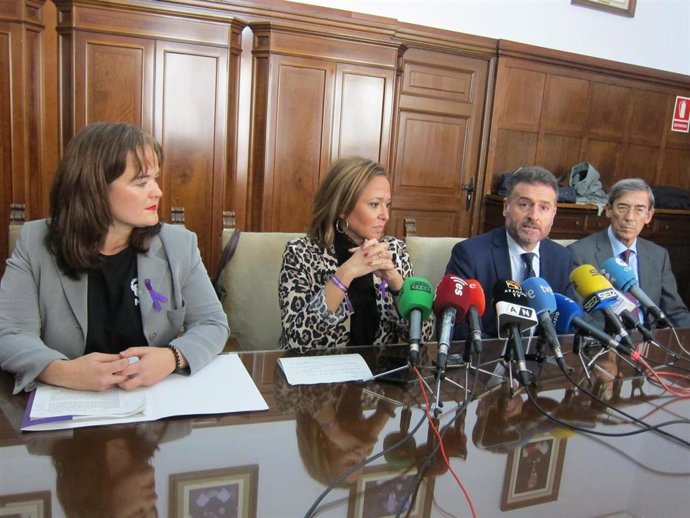 La directora del IAM, María Goikoetxea, la consejera de Presidencia de Aragón, Mayte Pérez, el presidente del TSJA, Manuel Bellido, y el Fiscal Superior de Aragón, José María Rivera.