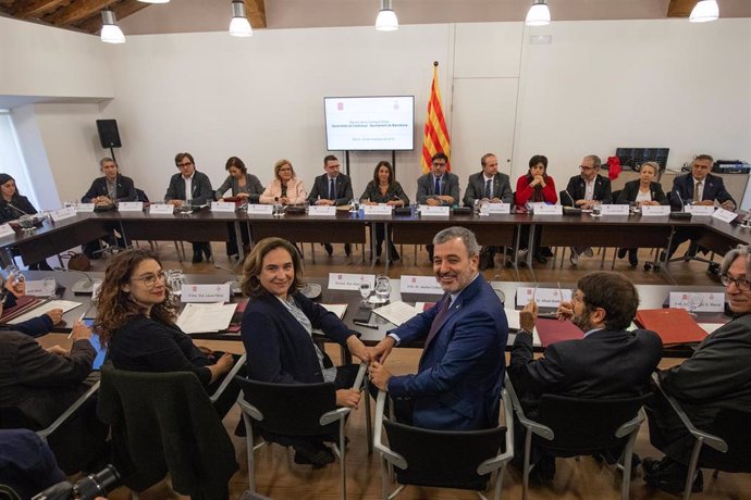 El primer teniente a alcalde de Barcelona, Jaume Collboni (3i), y la alcaldesa de Barcelona, Ada Colau (2i), durante la Comisión mixta entre la Generalitat y el Ayuntamiento de Barcelona (Cataluña, España), a 25 de noviembre de 2019.