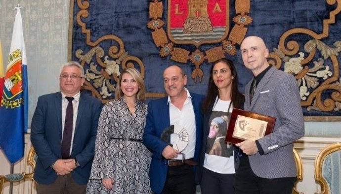 Josi Alvarado recibe el I Premio SGAE de Teatro 'Ana Diosdado' en la XXVII Muestra de Teatro Español de Autores Contemporáneos de Alicante.