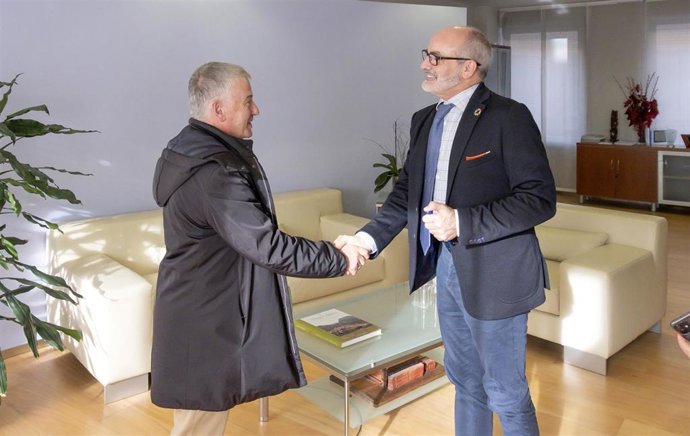 El alcalde de Villaescusa, Constantino Fernández Carral (izda), y el consejero de Sanidad de Cantabria, Miguel Rodríguez