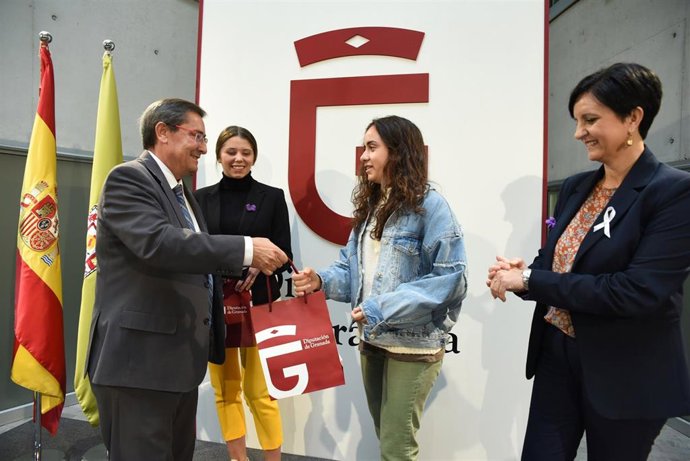 Imagen de la entrega de premios a una de las ganadoras del concurso de microrelatos