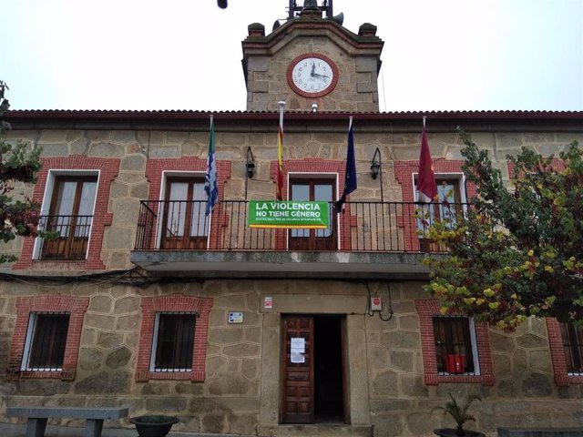 Fachada del Ayuntamiento de Cervera de los Montes (Toledo) con pancarta de Vox diciendo que la violencia no tiene género