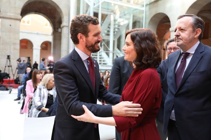 La presidenta de la Comunidad de Madrid, Isabel Díaz Ayuso saluda al presidente del Partido Popular, Pablo Casado, durante el acto de conmemoración por el Día Internacional de la Eliminación de la Violencia contra la Mujer 2019.