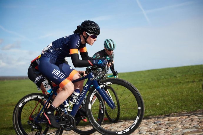 La ciclista italiana Sofia Bertizzolo en competición