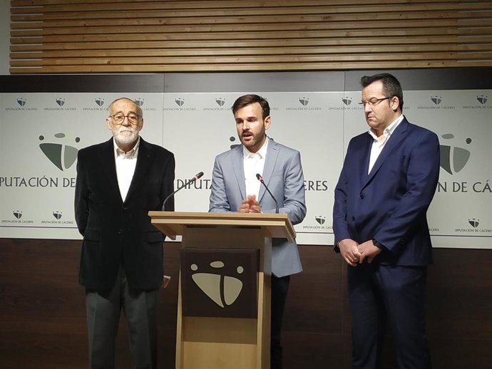 Presentación de trofeos de fútbol sala y baloncesto de la Diputación de Cáceres