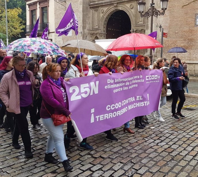La secretaria general de CCOO-A, Nuria López, bajo un paraguas en la manifestación convocada por el sindicato en Sevilla en el Día Internacional de la Eliminación de la Violencia contra la Mujer.