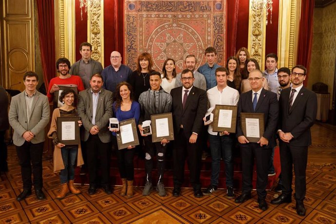 Foto de grupo de personas galardonadas y autoridades.