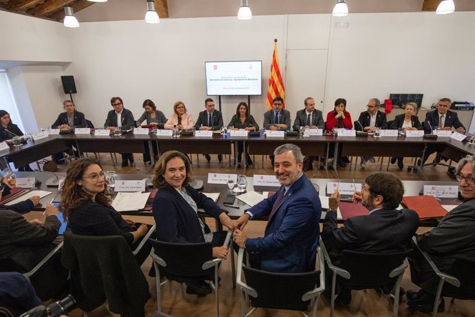 El primer tinent a alcalde de Barcelona, Jaume Collboni (3i), i l'alcaldessa de Barcelona, Ada Colau (2i), durant la Comissió Mixta entre la Generalitat i l'Ajuntament de Barcelona (Catalunya, Espanya), a 25 de novembre del 2019.