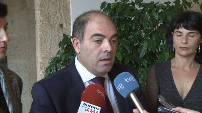 El presidente de ATA, Lorenzo Amor, atiende a los medios de comunicación