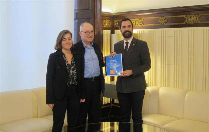 El presidente Roger Torrent recibe el 'Informe sobre els drets de l'infant 2019' de Rafael Ribó y Maria Jesús Larios