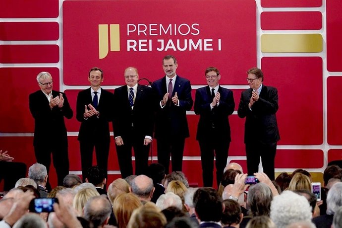 El catedrático de Ingeniería Aníbal Ollero ha recibido este lunes el premio Rei Jaume I en Valencia, en presencia del Rey Felipe VI.