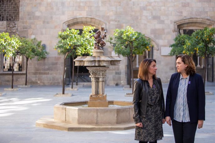 La consellera de Presidncia i portaveu del Govern, M. Budó, amb l'alcaldessa de Barcelona, A. Colau.