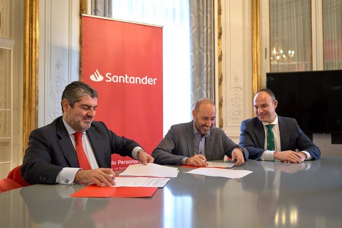 El director territorial en Andalucía del Grupo Santander, Luis Rodríguez, y el director general de teatro, Javier Menéndez, firman convenio de patrocinio