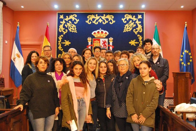 El acto se ha cerrado con un minuto de silencio en memoria de las víctimas, incluida la joven asesinada eeste lunes a manos de su pareja.