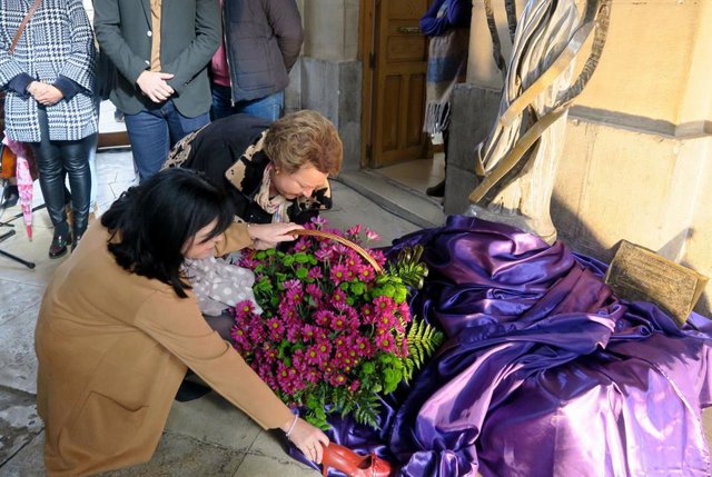 Ofrenda floral en el acto por el Día Internacional contra la Ciolencia de Género