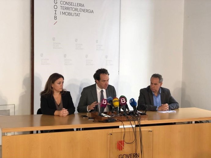 La presidenta del Consell de Formentera, Alejandra Ferrer; el conseller de Movilidad, Marc Pons; y el director general de Transporte Marítimo y Aéreo, Xavier Ramis