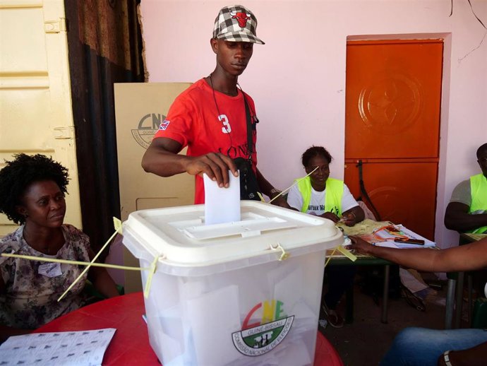 Un hombre vota durante las elecciones presidenciales en Guinea-Bissau