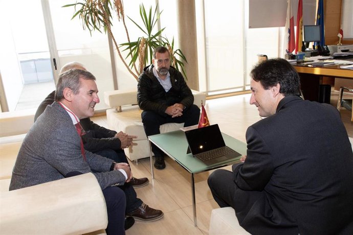 El consejero de Obras Públicas se reúne con el alcalde de Bezana