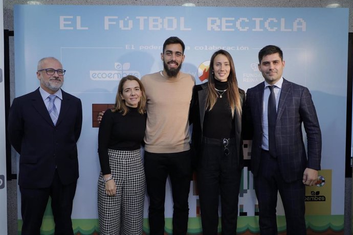 José Luis Nogueira (izda), Nieves Rey, Borja Iglesias, Virginia Torrecilla y David Aganzo tras la firma del acuerdo para la campaña 'El fútbol recicla'