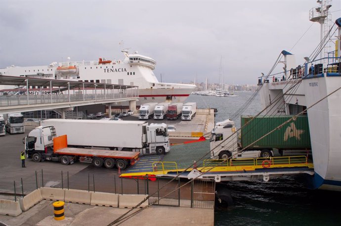 Transport de mercaderies en el port de Palma.