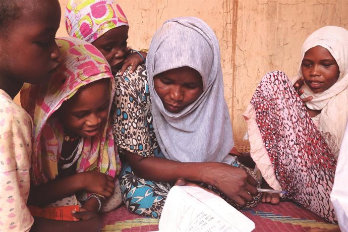 Mujer con sus hijos en el campo de refugiados sudaneses de Iridimi (Chad)