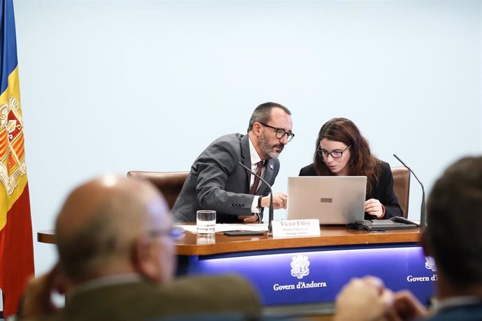 El ministro de Asuntos Sociales, Víctor Filloy, y la jefe del Área de políticas de Igualdad, Mireia Porras, en la rueda de prensa este lunes