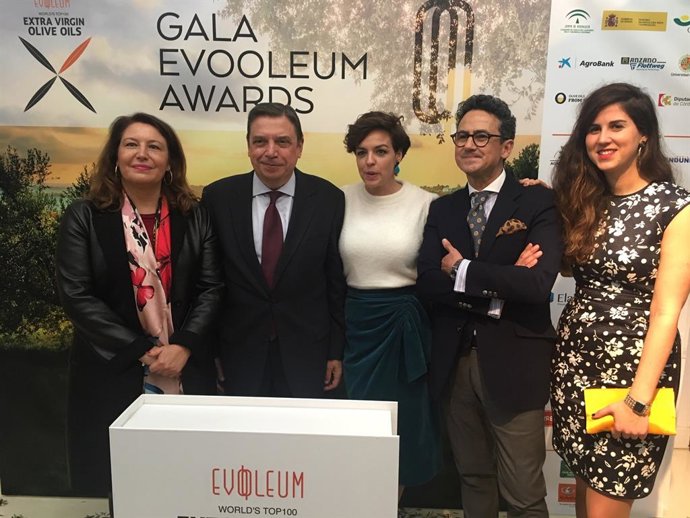 Crespo asiste a la entrega de premios a los mejores aceites del mundo, que recae