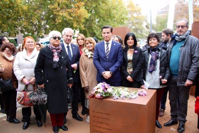 Imagen del acto celebrado y de la estatua en homenaje a las víctmas de violencia de género en Granada