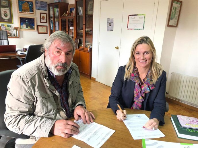 El alcalde de Valderredible, Fernando Fernández, y la presidenta del COF, Rita de la Plaza