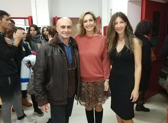 Troncoso (centro), con Pepe Viyuela, en la inauguración del curso en la ESAD Miguel Salcedo Hierro