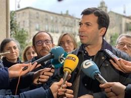 El secretario general del PSdeG, Gonzalo Caballero, en declaraciones a los medios en Pontevedra