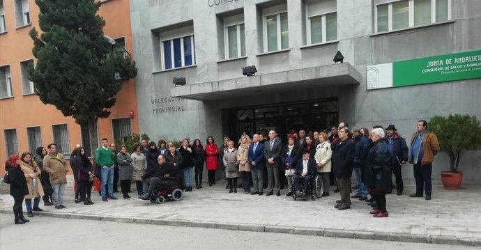 Concentración en la Delegación de Salud y Familias de Granada por la celebración del 25-N contra la violencia de género
