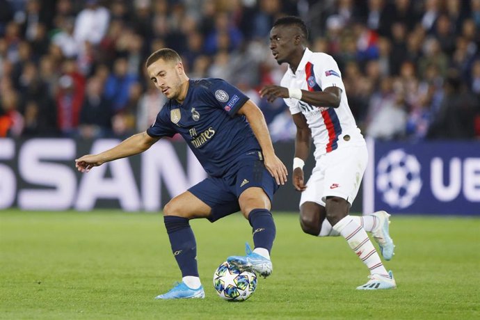 Eden Hazard intenta zafarse de Gueye en el PSG-Real Madrid de la Liga de Campeones 2019-2020