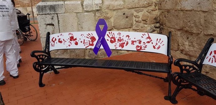 Mojados celebra con distintas actividades el Día Internacional Contra la Violencia de Género, en este caso pintando unas manos rojas en un banco de la localidad.