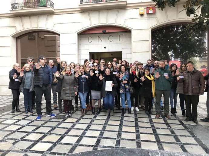 Imagen de la concentración frente a la sede de la ONCE en Granada