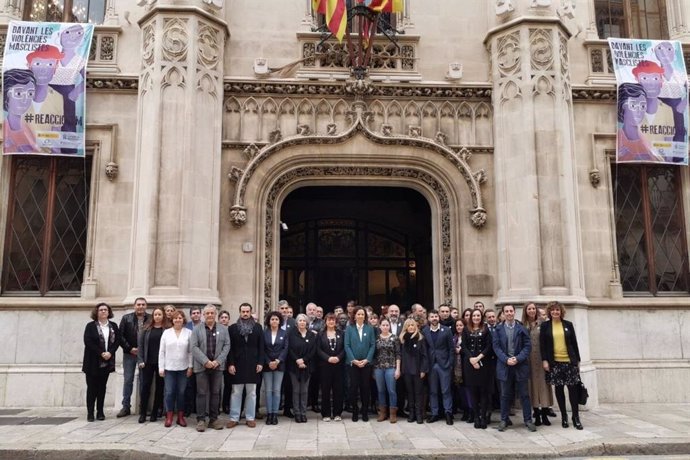 Membres del Consell de Mallorca després de la lectura dle manifest en el 25