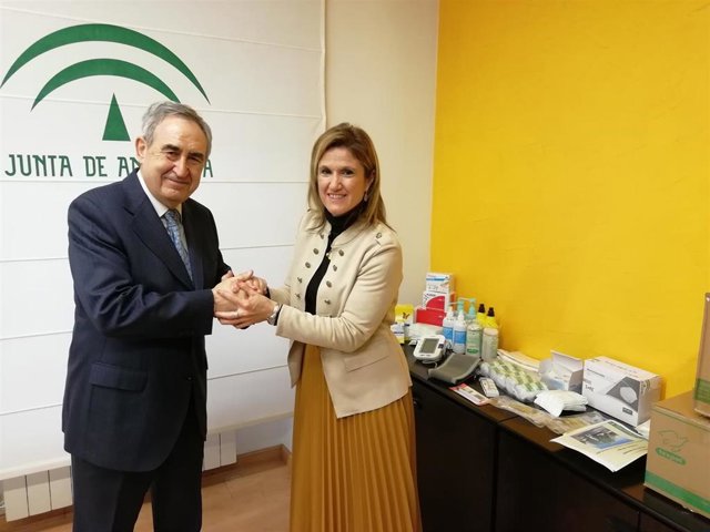 Entrega de material de la Junta a Cruz Roja para la atención a los inmigrantes temporeros