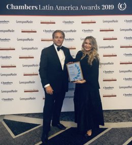 Eduardo Rodríguez-Rovira, coordinador de la práctica latinoamericana de Uría Menéndez, y Lourdes Dávalos, responsable de la práctica cubana del despacho, recogen el premio Chambers Latin America como firma internacional del año