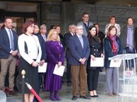 Diputados del PSOE, PP, Cs y Podemos arropan la lectura del manifiesto contra la violencia de género en la Asamblea