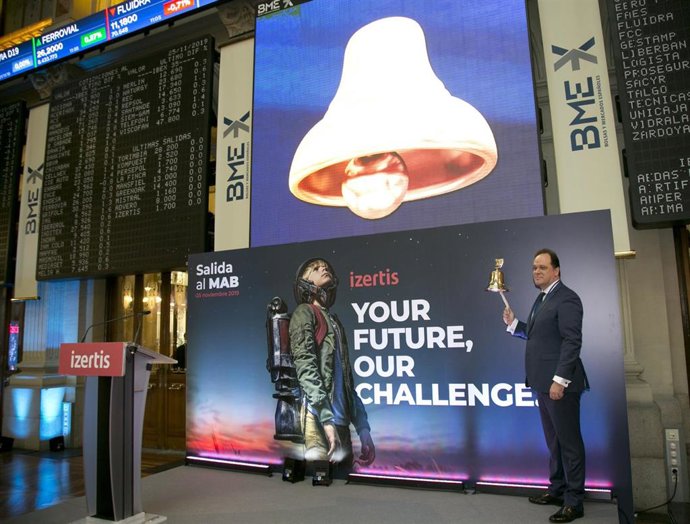 El presidente y consejero delegado de Izertis, Pablo Martín, protagoniza el toque de campana en la Bolsa de Madrid con motivo de la incorporación de la empresa al MAB