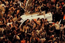 El equipo de Canal 33, transmitiendo en directo en una de las manifestación del 15M