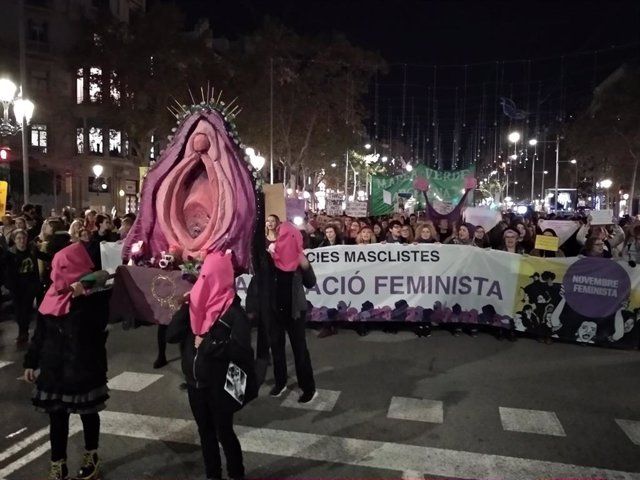 Miles de personas marchan en Barcelona contra la violencia machista