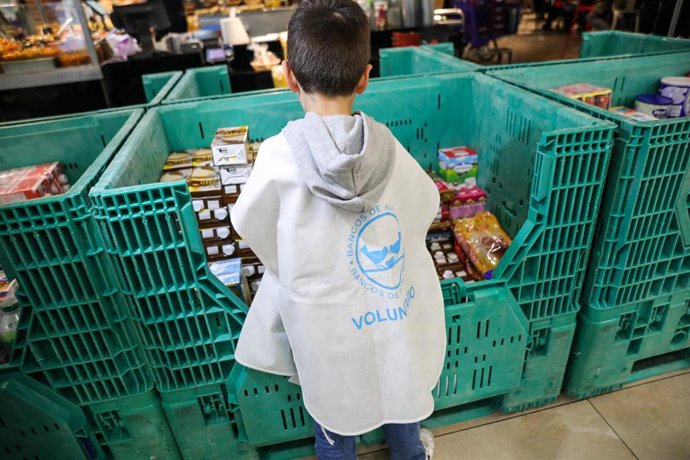 Niños colaborando como voluntarios en el Carrefour de Alcobendas, uno de los muchos puntos de recogida de alimentos. En Madrid, a 24 de noviembre de 2019.