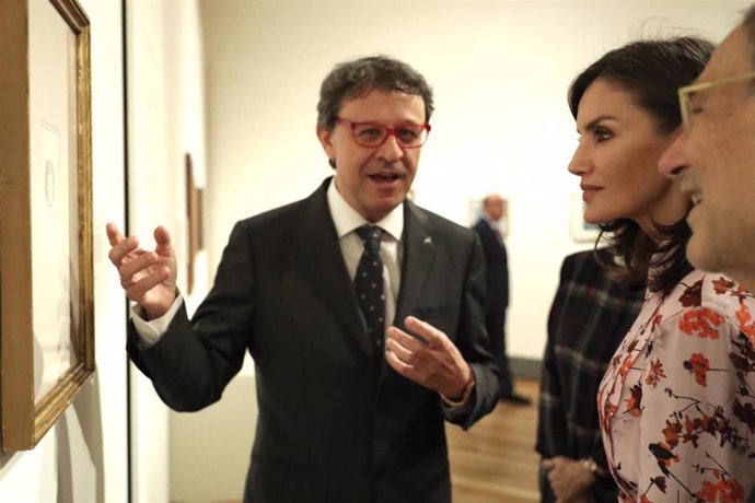 El comisario de la exposición 'Solo la voluntad me sobra. Dibujos de Goya' en el Museo del Prado, en Madrid (España), explica la muestra a la Reina Letizia el pasado 19 de noviembre de 2019