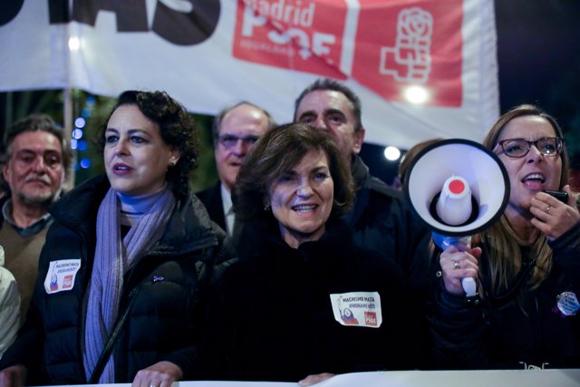 Magdalena Valerio (1i); y la vicepresidenta del Gobierno y ministra de Igualdad en funciones, Carmen Calvo (2i), en la manifestación en Madrid. 