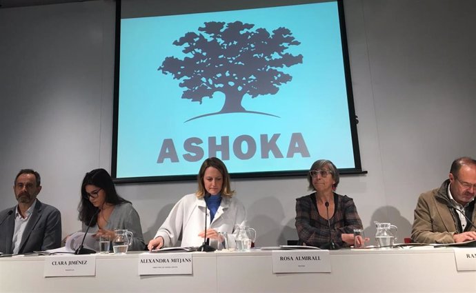 Los cuatro emprendedores sociales de Ashoka España 2019 junto a la directora de la fundación, Alexandra Mitjans