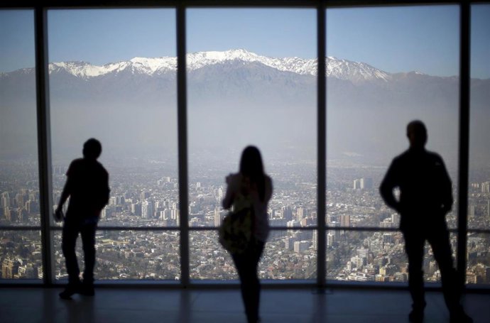 Vista de Los Andes desde un centro comercial de Santiago de Chile