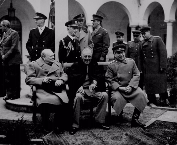 Winston Churchill, Franklin Roosevelt Y Josef Stalin En La Conferencia De Yalta