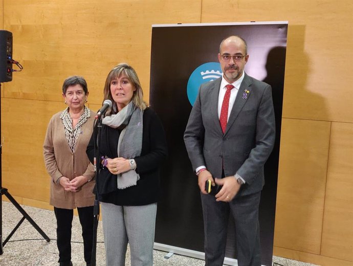 La alcaldesa de L'Hospitalet, Núria Marín; la delegada del Gobierno en Catalunya, Teresa Cunillera, y el conseller de Interior, Miquel Buch